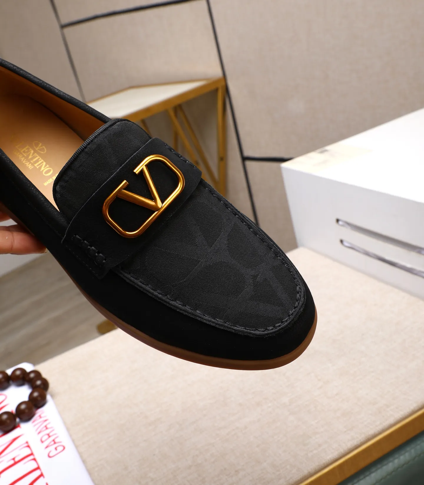 Men's shoes 💰520 [Valentino-Valentino] High-quality boutique men's shoes. The same style as the celebrities, original and authentic.✅ Made of imported cowhide + original apricot cowhide lining. The French luxury model is priced at 14,080 Swiss francs. It is also a Paris Fashion Week catwalk model. A brand can be deeply rooted in your heart, and a pair of shoes can make you linger. What you wear is not only noble, but also an aura. 👻Standard 38-45